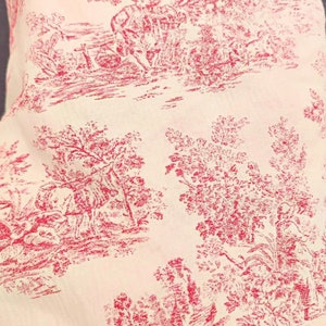 Puede incluir: Una tela blanca con un patrón de toile rojo que presenta un diseño repetitivo de árboles, flores y figuras. El patrón recuerda a una toile francesa tradicional.