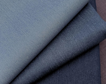 Tecido jeans liso, sem elasticidade, disponível em 3 cores: azul índigo, jeans escuro e azul marinho.