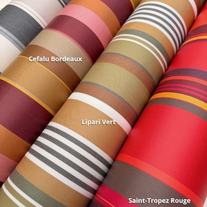 Pode incluir: Quatro rolos de tecido &agrave;s riscas dispostos lado a lado. Os padr&otilde;es apresentam v&aacute;rias combina&ccedil;&otilde;es de cores, incluindo cinzento, branco, bordeaux, laranja, verde azeitona e vermelho. As etiquetas nos rolos dizem Cefalu Bordeaux, Lipari Vert e Saint-Tropez Rouge.