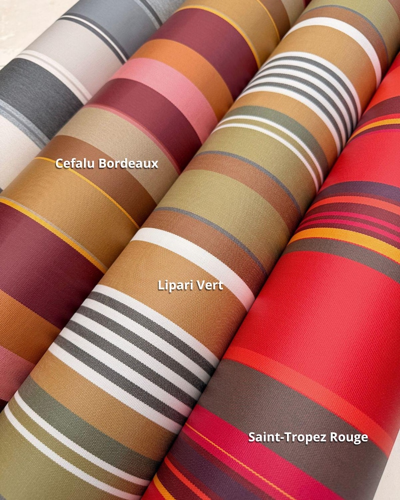Pode incluir: Quatro rolos de tecido &agrave;s riscas dispostos lado a lado. Os padr&otilde;es apresentam v&aacute;rias combina&ccedil;&otilde;es de cores, incluindo cinzento, branco, bordeaux, laranja, verde azeitona e vermelho. As etiquetas nos rolos dizem Cefalu Bordeaux, Lipari Vert e Saint-Tropez Rouge.