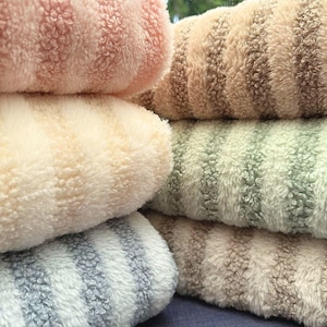 Tela de piel sintética a rayas con bouclette de peluche, 6 colores