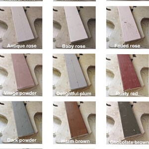 K&ouml;nnte beinhalten: Eine Sammlung von 15 Holzproben, die in verschiedenen Farben gestrichen sind, darunter Naturwei&szlig;, Softcreme, Warme Creme, Altrosa, Babyrosa, Verbl&uuml;htes Rosa, Vintage-Puder, Herrliche Pflaume, Rostrot, Dunkles Puder, Warmes Braun, Schokoladenbraun, Verbl&uuml;hte Lavendel, Franz&ouml;sischer Lavendel und Dunkler Lavendel.