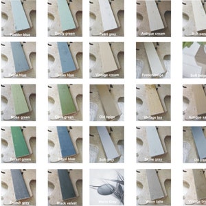 K&ouml;nnte beinhalten: Eine Sammlung von 50 Farbproben auf Holzbrettern. Die Farben reichen von hell bis dunkel und umfassen Farbt&ouml;ne von Wei&szlig;, Grau, Blau, Gr&uuml;n, Rot, Orange, Gelb und Braun.