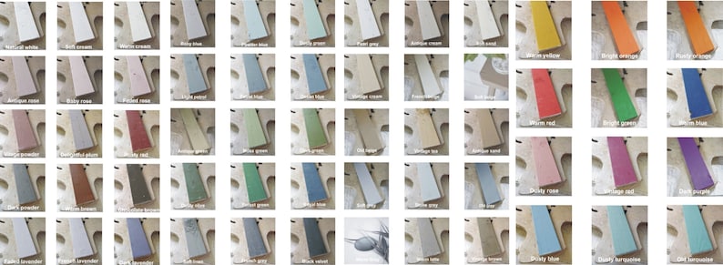 K&ouml;nnte beinhalten: Eine Sammlung von 50 Farbproben auf Holzbrettern. Die Farben reichen von hell bis dunkel und umfassen Farbt&ouml;ne von Wei&szlig;, Grau, Blau, Gr&uuml;n, Rot, Orange, Gelb und Braun.