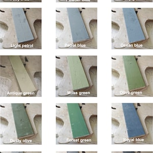 K&ouml;nnte beinhalten: Eine Sammlung von 15 Farbproben auf Holzbrettern. Die Farben umfassen Babyblau, Puderblau, Staubgr&uuml;n, Hellpetrol, Petrolblau, Ozeanblau, Antikgr&uuml;n, Moosgr&uuml;n, Olivgr&uuml;n, Stauboliv, Waldgr&uuml;n, K&ouml;nigsblau, weicher Leinen, Franz&ouml;sisch Grau und Schwarzsam.