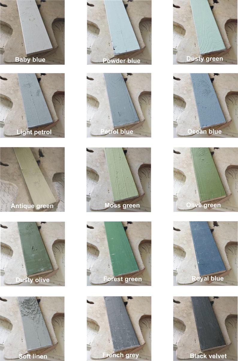 K&ouml;nnte beinhalten: Eine Sammlung von 15 Farbproben auf Holzbrettern. Die Farben umfassen Babyblau, Puderblau, Staubgr&uuml;n, Hellpetrol, Petrolblau, Ozeanblau, Antikgr&uuml;n, Moosgr&uuml;n, Olivgr&uuml;n, Stauboliv, Waldgr&uuml;n, K&ouml;nigsblau, weicher Leinen, Franz&ouml;sisch Grau und Schwarzsam.