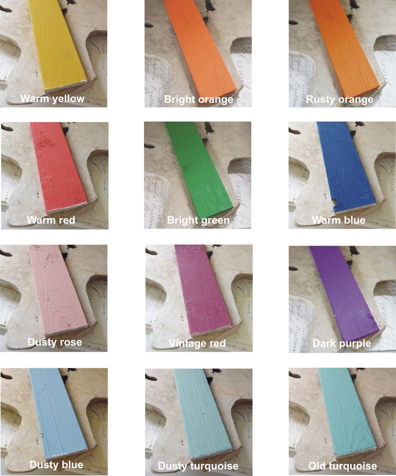 K&ouml;nnte beinhalten: Eine Sammlung von 12 Farbmuster auf Holzbrettern. Die Farben umfassen warmes Gelb, leuchtendes Orange, Rostorange, warmes Rot, leuchtendes Gr&uuml;n, warmes Blau, staubiges Rosa, Vintage-Rot, Dunkelviolett, staubiges Blau, staubiges T&uuml;rkis und altes T&uuml;rkis.