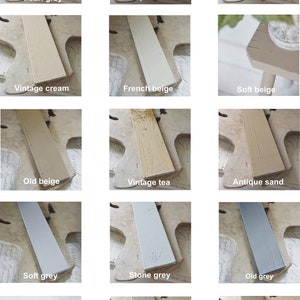 K&ouml;nnte beinhalten: Eine Sammlung von 15 Farbproben auf Holzbrettern. Die Farben reichen von hell bis dunkel und umfassen Graut&ouml;ne, Beige, Creme und Braun. Die Farben sind mit ihren Namen beschriftet, wie z. B. "Perlgrau", "Antikes Creme" und "Weicher Sand".