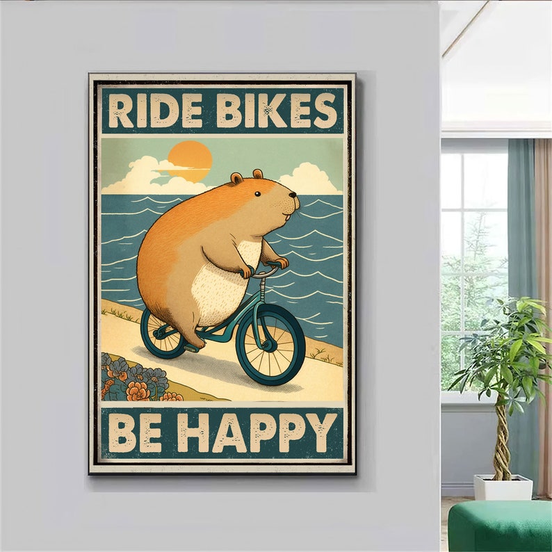 Puede incluir: Un p&oacute;ster de estilo vintage con un h&aacute;mster de dibujos animados montando una bicicleta con el texto "Ride Bikes Be Happy". El p&oacute;ster tiene un esquema de color azul, verde y naranja.