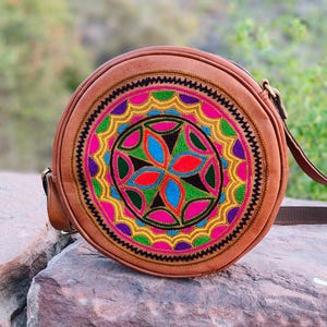 Bolso bandolera de piel hecho a mano - Elegante diseño de sillín con bordado para damas de moda. Bolso bandolera de piel para mujer.
