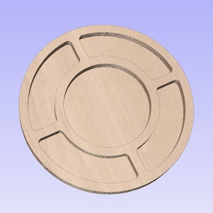 Puede incluir: Una bandeja redonda de servir de madera con un pozo central y cinco compartimentos más pequeños alrededor del borde. La bandeja está hecha de madera marrón claro y tiene un acabado liso.
