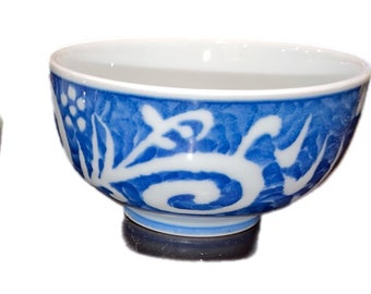 Deux bols en céramique bleu/blanc et gris/rougeâtre fabriqués au Japon