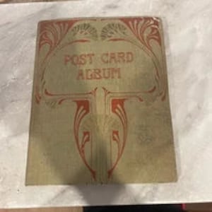 Vintage Postkartenalbum mit Postkarten und Werbeausschnitten