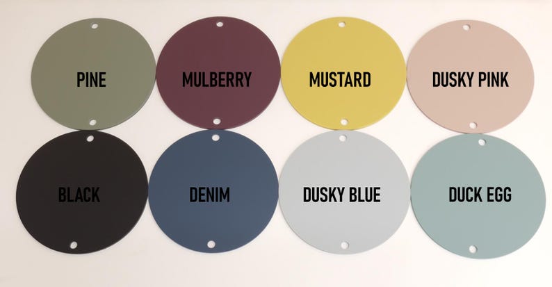 K&ouml;nnte beinhalten: Acht runde Farbmuster in verschiedenen Farben, darunter Kiefer, Maulbeere, Senf, staubiges Rosa, Schwarz, Denim, staubiges Blau und Entenei.