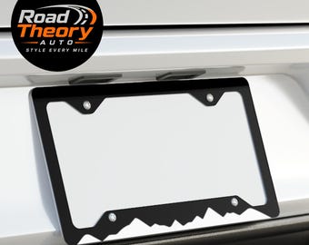 Custom Mountain-nummerplaatframe: wit aluminium, glanzende afwerking, voorgeboorde gaten