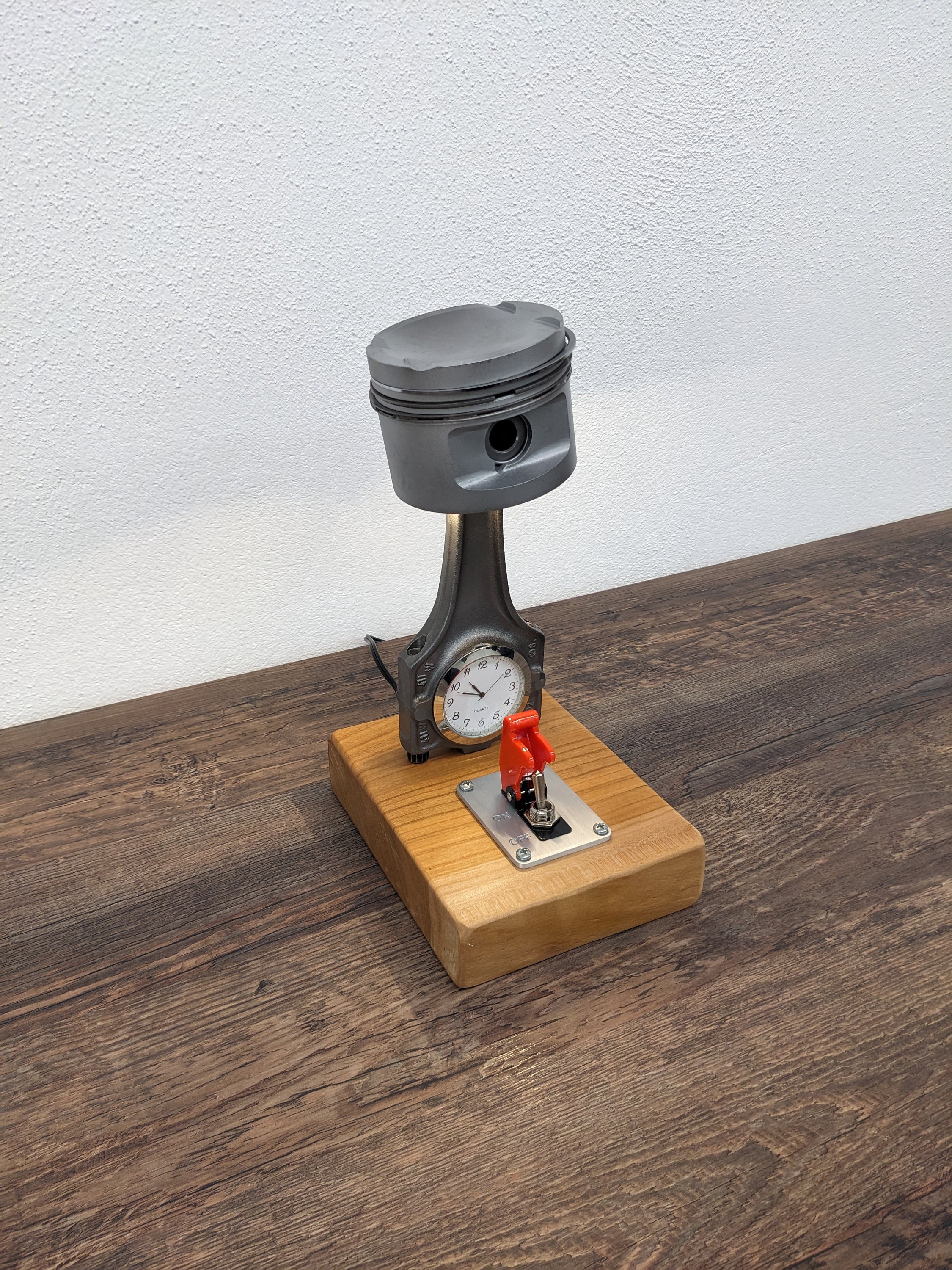 Lâmpada de pistão com relógio, relógio de pistão feito de pistões de motores BMW antigos