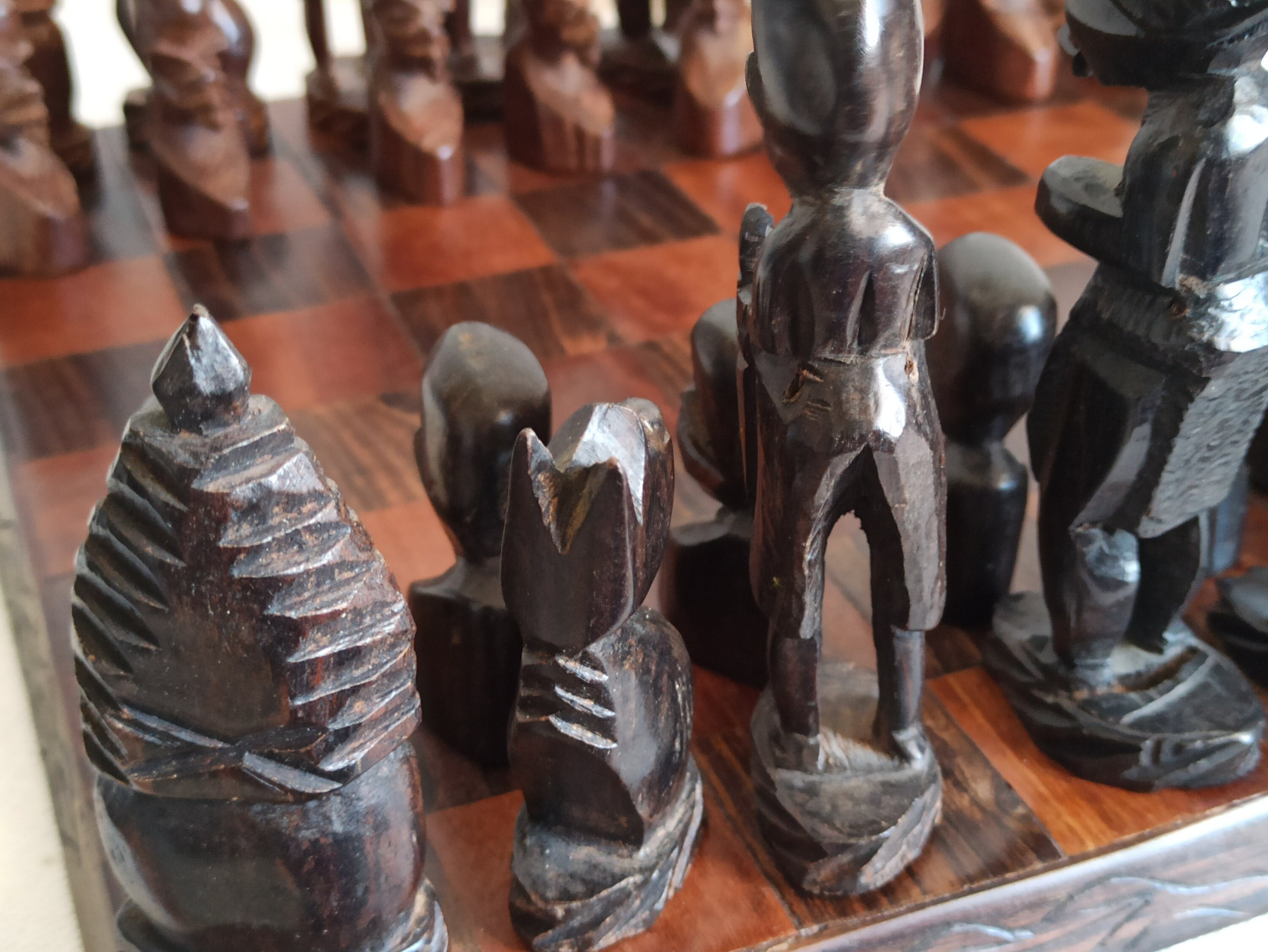 Jeu d’échec indonésien en bois précieux de Champaca