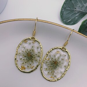 Queen Anne&#39;s Lace Dangle Earrings, Handmade Resin Gold Oval Earrings, Romantic Bridal Jewelry, Bridesmaid Gift Ideas, Delicate Jewelry