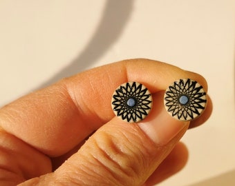 Ohrstecker aus beigen Ton mit interessantem schwarz-blauem Muster,handgefertigter Ohrschmuck,hübsche Geschenkidee