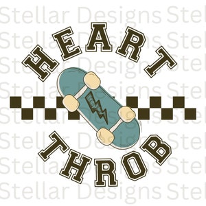 Op de afbeelding: Een grafisch ontwerp met de woorden "HEART THROB" in een vintage varsity-lettertype. Een blauw en geel skateboard met een bliksem-afbeelding is gecentreerd in het ontwerp. Een zwart-wit geruit patroon bevindt zich achter het skateboard.