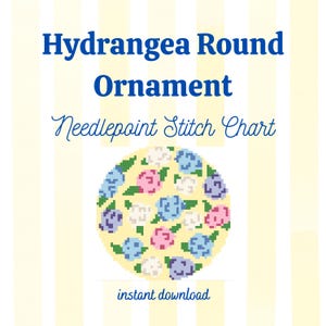 Op de afbeelding: Een naaldpuntsteekpatroon getiteld Hydrangea Round Ornament met een cirkelvormig pixelkunstontwerp van blauwe, roze en witte hortensiabloemen met groene bladeren op een lichtgele achtergrond met verticale witte strepen en tekst.