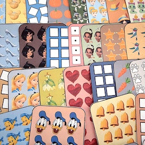 K&ouml;nnte beinhalten: Eine Sammlung farbenfroher, rechteckiger Aufkleber mit verschiedenen Designs. Die Aufkleber zeigen Bilder von Disney-Figuren, K&uuml;rbissen, Herzen, W&uuml;rfeln und anderen Mustern. Die Aufkleber sind in einem rasterartigen Muster angeordnet.