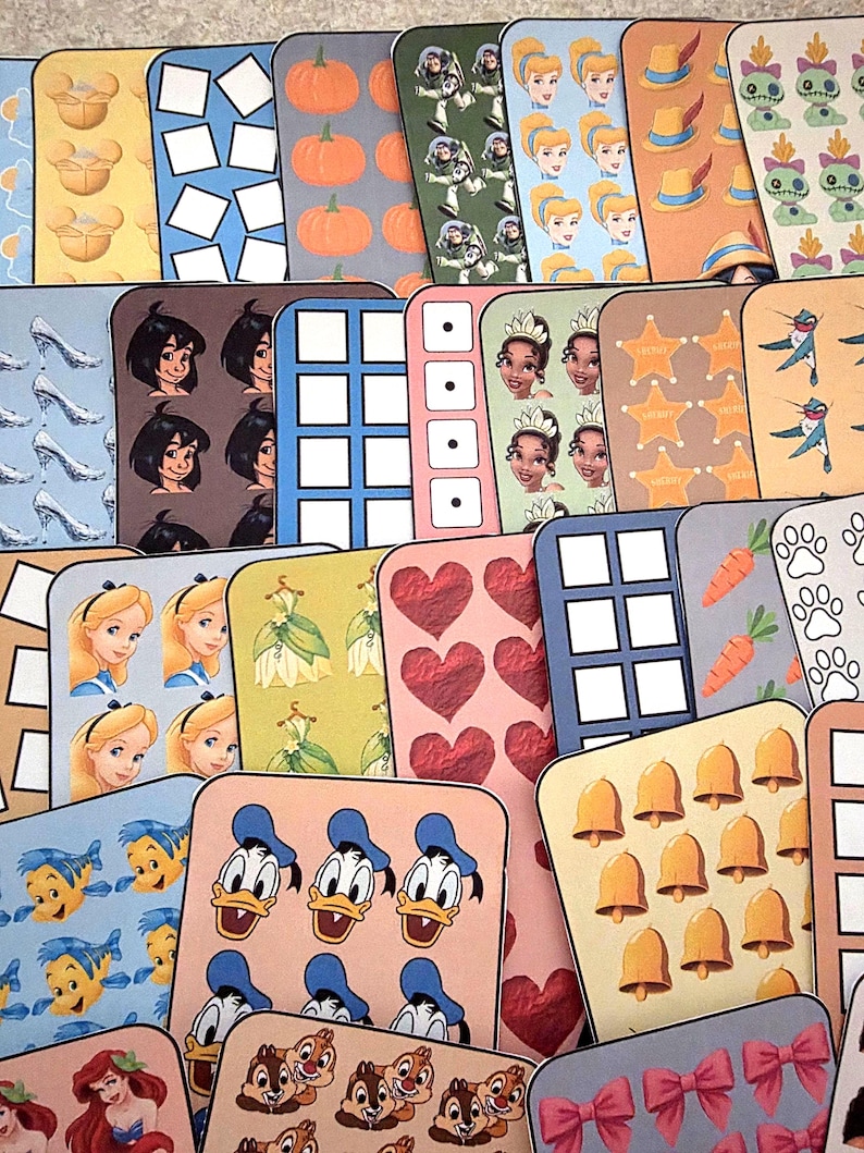 K&ouml;nnte beinhalten: Eine Sammlung farbenfroher, rechteckiger Aufkleber mit verschiedenen Designs. Die Aufkleber zeigen Bilder von Disney-Figuren, K&uuml;rbissen, Herzen, W&uuml;rfeln und anderen Mustern. Die Aufkleber sind in einem rasterartigen Muster angeordnet.