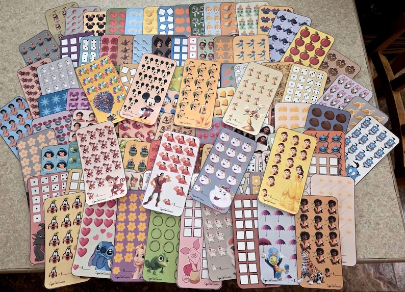 K&ouml;nnte beinhalten: Eine Sammlung farbenfroher Stickerb&ouml;gen mit verschiedenen Designs. Die Aufkleber zeigen Disney-Figuren, Muster und andere Illustrationen. Die B&ouml;gen sind rechteckig und in einer verstreuten Anordnung angeordnet, mit einer Vielzahl von Farben und Themen.