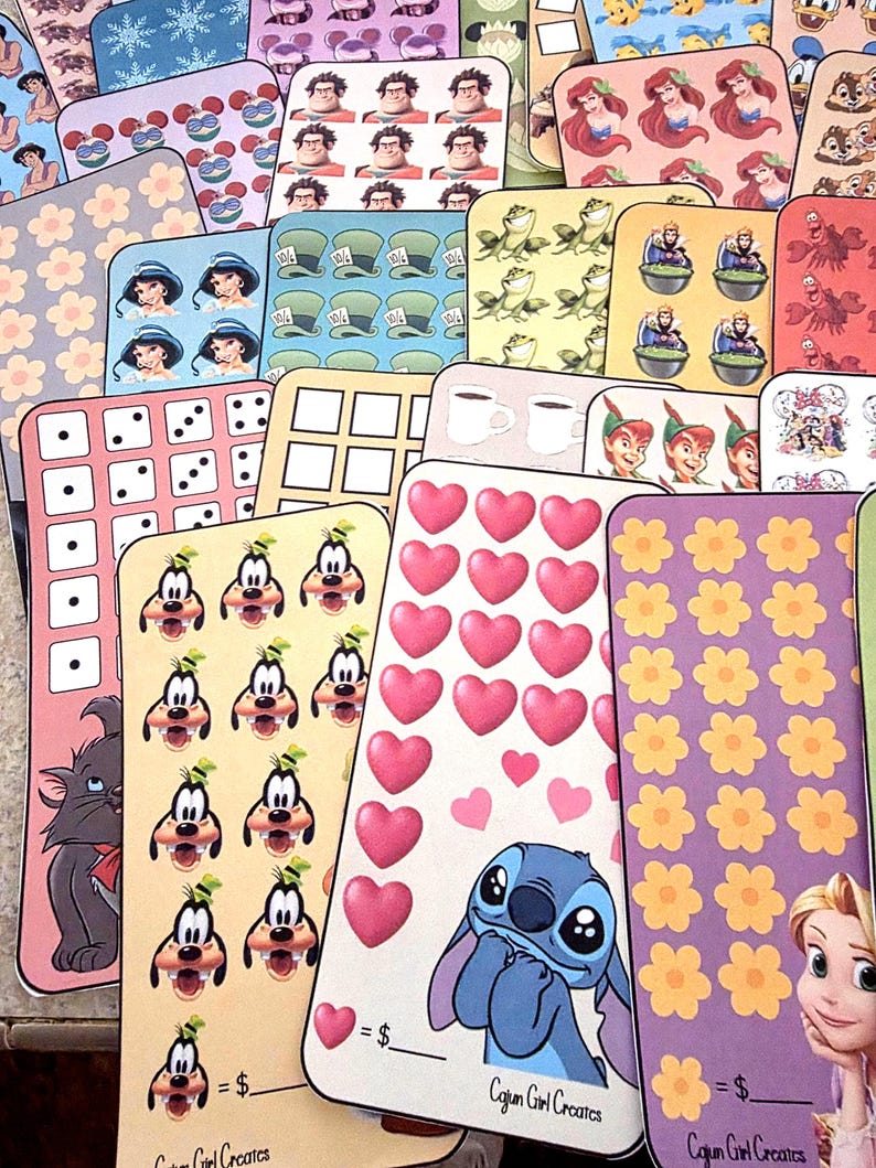 K&ouml;nnte beinhalten: Eine Sammlung farbenfroher, rechteckiger Aufkleber mit verschiedenen Zeichentrickfiguren und Mustern. Designs umfassen Disney-Charaktere wie Stitch, Goofy und Prinzessinnen sowie Blumen- und Herzmuster. Jeder Aufkleber hat einen Platz f&uuml;r einen Geldbetrag und den Text "Cajun Girl Creates".