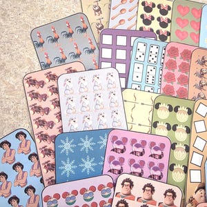 K&ouml;nnte beinhalten: Eine Sammlung farbenfroher, rechteckiger Lesezeichen mit verschiedenen Cartoon-Charakter-Designs. Die Designs umfassen H&auml;hne, Hasen, Minnie Mouse, Herzen, Dominosteine, Rosen und mehr. Die Lesezeichen sind leicht &uuml;berlappend angeordnet.