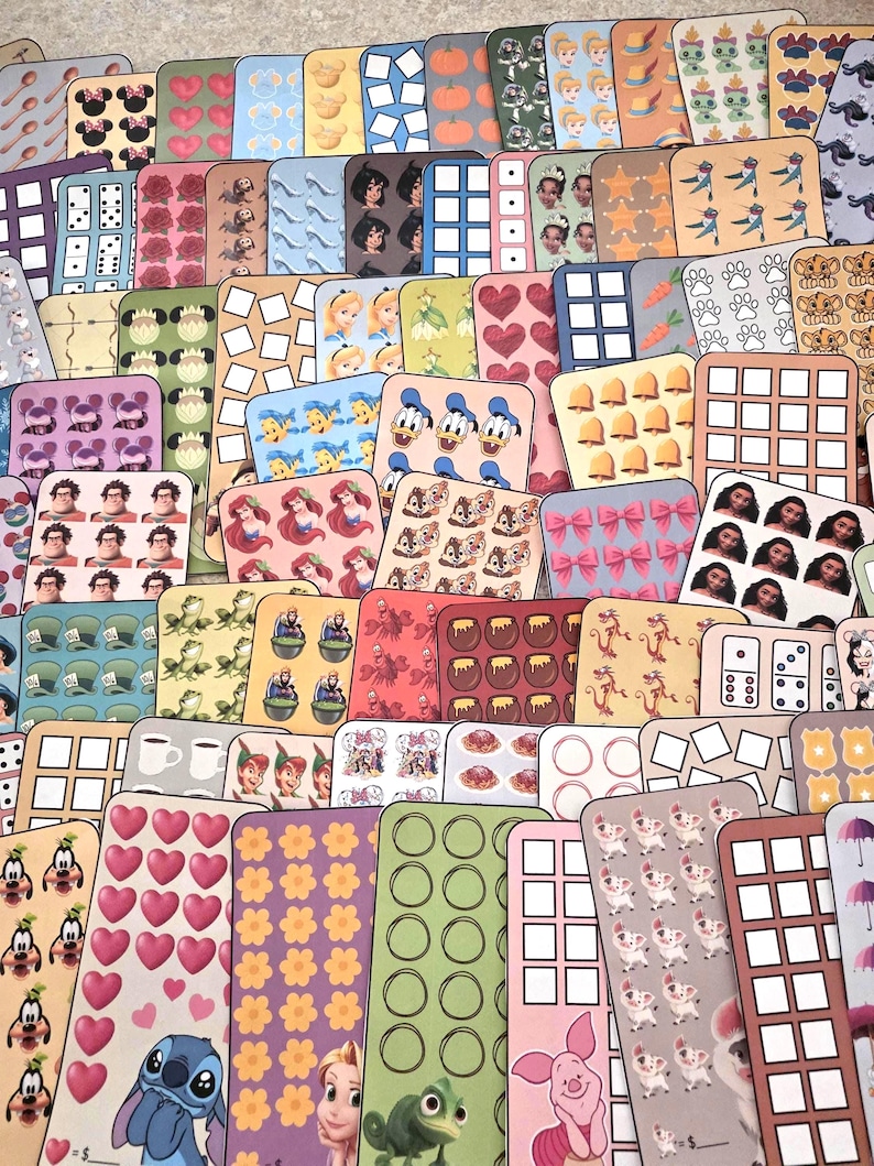 K&ouml;nnte beinhalten: Eine Sammlung bunter, rechteckiger Aufkleber mit verschiedenen Designs. Die Aufkleber zeigen Cartoonfiguren, Muster und Formen. Zu den Designs geh&ouml;ren Herzen, Blumen und Charaktere wie Micky Maus, Stitch und Winnie Puuh.