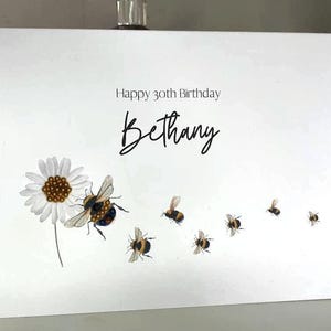 Gepersonaliseerde verjaardagskaart bij, verjaardagskaart bij, naam verjaardagskaart, verjaardagskaart madeliefje en bij, gepersonaliseerde verjaardagskaart