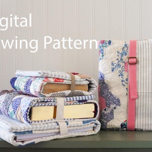 Peut inclure: Image de livres enveloppés dans des couvertures matelassées et une couverture de livre avec une sangle et une boucle roses. Le texte "Digital Sewing Pattern" est visible. Les couvertures présentent des tissus bleus, blancs et à motifs.