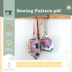 Può includere: Due borse a tracolla patchwork colorate sono appese a un supporto in legno. Una borsa presenta un motivo floreale, l'altra un design viola e bianco. L'immagine include il testo "Sewing Pattern pdf" e "Crossbody Sling Bag".