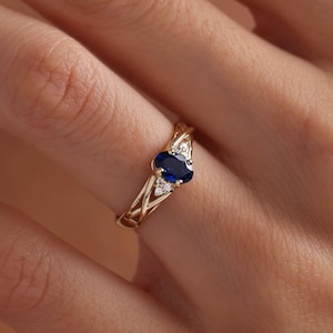 Minimalistischer Ring mit blauem Saphir: Gold Solitaire in Tropfenform
