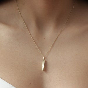 Collar con urna vertical trenzada personalizada de oro de 14 k (18 x 3,5 mm), nombre trenzado de cuatro lados, barra vertical 3D de oro, resistente al agua.