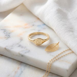 Chevalière initiale en or 14 carats, bague lettre personnalisée, bague monogramme délicat, bague en or minimaliste