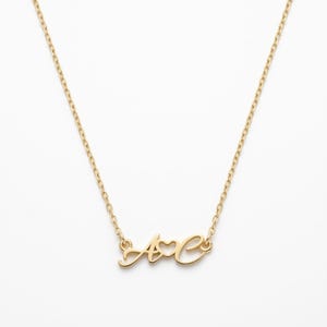 Anpassat hjärthalsband med två initialer, skriftalfabetet för par med monogram, choker-smycken