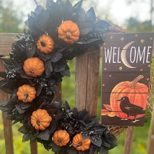 Corona de vid de bienvenida de Halloween con calabazas, cuervos, estrellas y luna, letrero de bienvenida gótico de Halloween, decoración para puerta de entrada