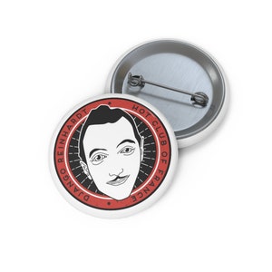 Könnte beinhalten: Ein weißer Knopf mit einem roten Kreis, der eine Schwarzweißillustration von Django Reinhardt enthält. Der Text "Django Reinhardt Hot Club of France" ist um den Kreis herum geschrieben.