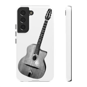 Op de afbeelding: Een zwart-witte illustratie van een holle akoestische gitaar met een enkele cutaway. De gitaar heeft een lichte houtkleurige afwerking en een donkerhouten toets.