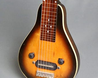 Chitarra elettrica lap steel modello AB104 di Roy Smeck, modello Recording King, realizzata da Gibson nel 1937, con magneti EH-150 Charlie Christian di dimensioni standard.