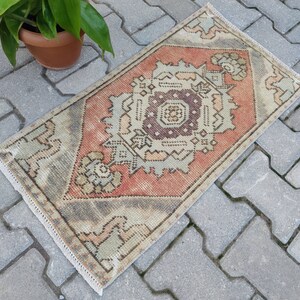 Handmade Wool Turkish Rug: Vintage Oushak Mini Mat (1.38&#39; x 2.69&#39;)