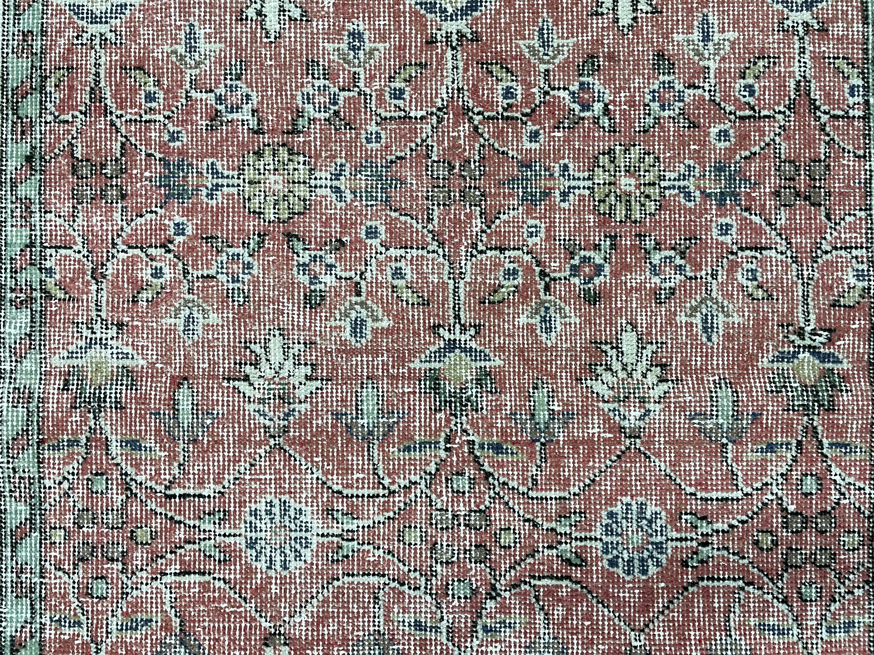 ヴィンテージ トルコ ウシャック ラグ 4x7: 手織りウール、柔らかな赤