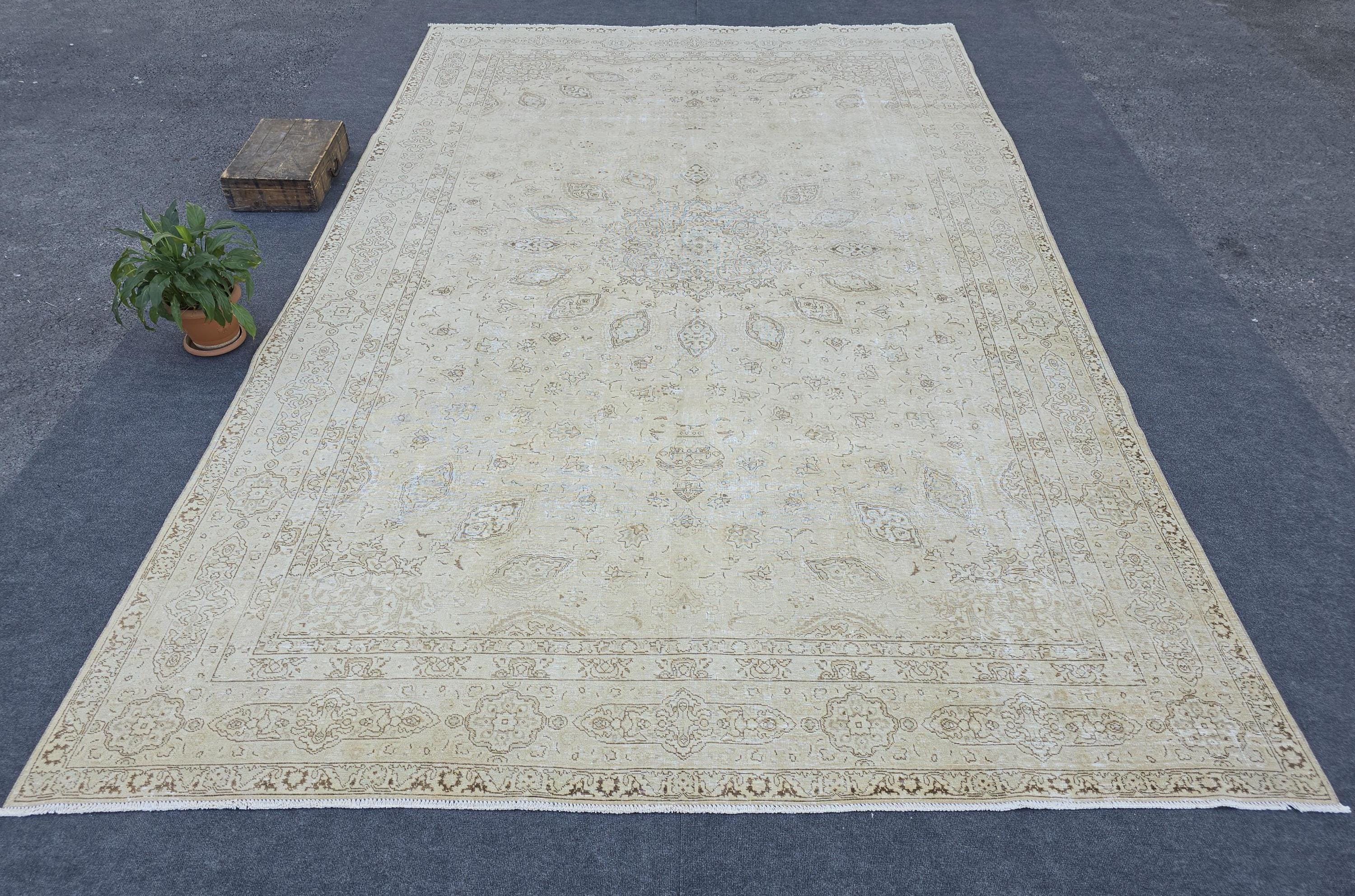 ヴィンテージ特大トルコウールラグ、ベージュオリエンタルウシャック