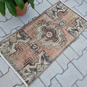 Hand Woven Turkish Mini Rug: Vintage Oushak Door Mat (1&#39;5x2&#39;9)