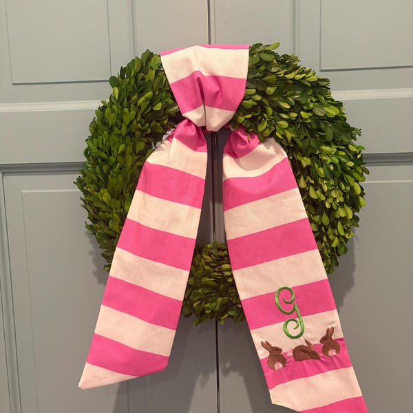 Wianek w intensywnie różowe paski z 3 mini króliczkami i monogramem