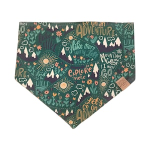 Puede incluir: Bandana verde con un tema de montaña y naturaleza. Presenta el texto "Go on an Adventure", "Like More Worry Less", "The Mountains are Calling I Must Go", "Explore More", y "Let's Go on an Adventure".
