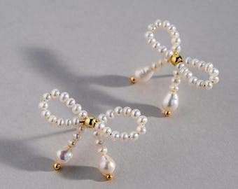 Mini pendientes de lazo de perla, pendientes de lazo de perla de agua dulce, delicados pendientes de perla, regalo para ella, lindos pendientes de perla, modernos pendientes de lazo de perla.