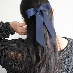 グログランリボン、ロングテール、ネイビーリボンバレッタ、女性用、エレガントな普段使いのヘアアクセサリー、彼女へのギフト、各種カラー | Grace Bow